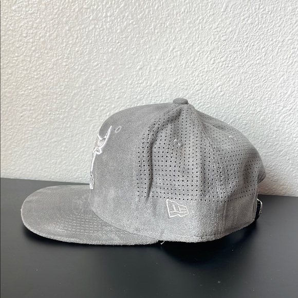 Bulls New Era Gray Suede Cap - Picture 4 of 11